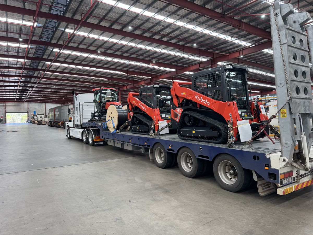Drop deck with machinery